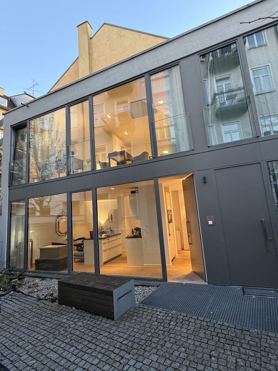 MXHM Atelier München — Moderne Glasfassade im Innenhof